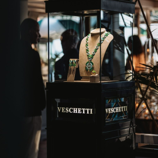 Veschetti presents “Riflessi al Tramonto,” a summer experience blending light and fine jewelry